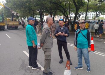 Wali Kota Pontianak Edi Rusdi Kamtono (jaket hitam) turun langsung memantau proses pembongkaran papan reklame.