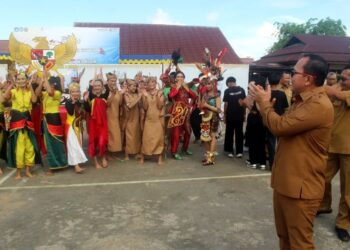 Sujiwo usai membuka Festival Literasi di halaman SMP Negeri 2, Senin (16/6/2025).
