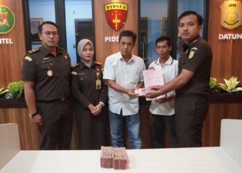 Kejaksaan Negeri Sanggau menerima pengembalian uang pengganti sebesar Rp150.000.000 dari keluarga terpidana kasus tindak pidana korupsi atas nama Bernabas Sumarto. Terkait penyimpangan dalam pengelolaan APBDesa TA 2021–2022 di Desa Malenggang, Kecamatan Sekayam, Kabupaten Sanggau. Penyerahan uang dilakukan di Kantor Kejari Sanggau, Senin (16/06/2025).