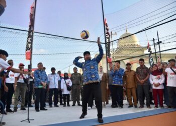 Suasana kebersamaan mewarnai Lapangan Voli Kompleks Pondok Harapan Kita (PHK), Desa Rengas Kapuas, Kecamatan Sungai Kakap, saat Bupati Kubu Raya, Sujiwo, menghadiri deklarasi Forum Komunikasi Masyarakat Pondok Harapan Kita (Forkom PHK), Selasa (17/6/2025).