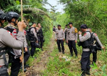 Patroli kawasan perbatasan Indonesia-Malaysia terus dilakukan jajaran Kepolisian di wilayah hukum Polres Sanggau. Pada Selasa (17/6), Brimob Polda Kalimantan Barat bersama Polsek Entikong.
