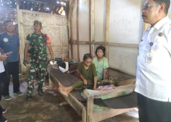 Kondisi keluarga Na'imah dan anaknya saat dikunjungi Kadinsos Jember (foto:Sigit Priyono/jurnalis.co.id)