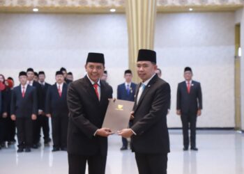 Bupati Fawait menyerahkan SK kepada Plt Asisten 3 Kesekretariatan Kabupaten Jember Regar Jeane DN (foto: Sigit Priyono/jurnalis.co.id)