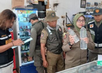 Personel Gabungan bersama Satpol PP Kabupaten Jember saat menggeledah sebuah toko kelontong (foto: Sigit Priyono/Jurnalis.co.id)
