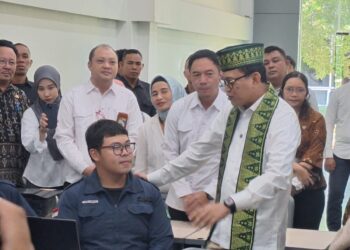Menteri P2MI Abdul Kadir Karding saat berdiskusi dan menawarkan Elbert Henrilsen siswa kelas XII SMTI Pontianak terkait pekerjaan di luar negeri. Tawaran tersebut disambut dengan antusias oleh Elbert dan menyatakan ingin bekerja di Jepang. FOTO: Achmad Mundzirin/JURNALIS.co.id