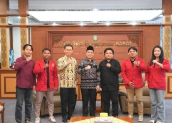 Gubernur Kalimantan Barat, Ria Norsan, menerima audiensi dari Ketua DPD Gerakan Mahasiswa Nasional Indonesia (GMNI) Kalimantan Barat, Cesar dan rombongan di ruang kerja gubernur Kalbar pada Kamis, 19 Juni 2025.
