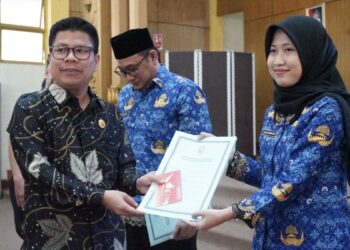 Sebanyak 278 Calon Pegawai Negeri Sipil (CPNS) formasi tahun 2024 di Kabupaten Sambas resmi menerima Surat Keputusan (SK) pengangkatan dari Pemerintah Kabupaten Sambas.
