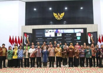 Sekretaris Daerah Kalbar, Harisson, berfoto bersama seusai rapat laporan perkembangan dan percepatan koperasi yang digelar di Ruang Balai Petitih, Kantor Gubernur Kalbar, pada Jumat (20/6/2025).