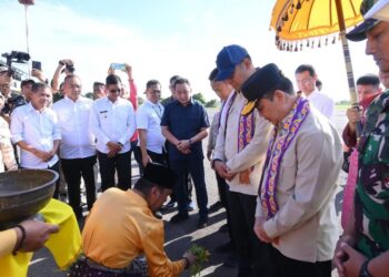 Wamentan RI dan Gubernur Kalbar ketika disambut dengan acara adat Melayu ketika mengunjungi Ketapang, Sabtu (21/06/2025). Foto: Prokopim.