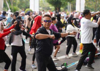 Wali Kota Pontianak Edi Rusdi Kamtono ikut Senam Zumba Sehst Anti Narkoba yang digelar dalam rangka memperingati HANI 2025.