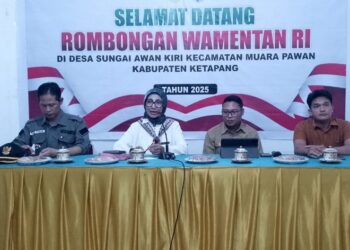 Kepala BPPSDMP Pertanian, Idha Widhi ketika menyampaikan arahan kepada Pemdes Sungai Awan Kiri. Foto: JURNALIS.co.id