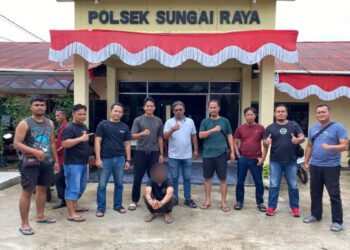 DK alias Angok, buronan kasus penganiayaan berat bersenjata tajam yang sempat menghebohkan warga Kecamatan Kembayan ditangkap pada Kamis, 19 Juni 2025, di wilayah Sungai Raya, Kabupaten Kubu Raya, Kalimantan Barat.