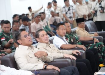 Wakil Mentri Pertanian Sudaryono, didampingi Dewan Pembina Tani Merdeka. Daud Yordan beserta Gubrnur Kalimantan Barat. Ria Norsan saat menghadiri pelantikan DPD Tani Merdeka Kayong Utara. Di Hotel Mahkota Sukadana .Sabtu (21/6/2025). Foto (TMI)