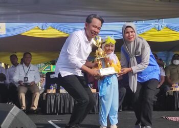 Bupati Jember Muhammad Fawait alias Gus Fawait memberikan piala kepada seorang murid PAUD yang berprestasi (foto: Sigit Priyono/Jurnalis.co.id)