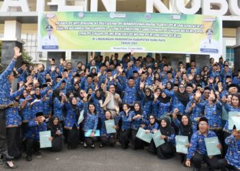 Suasana khidmat menyelimuti halaman Kantor Bupati Kubu Raya pada Senin (23/6/2025) pagi saat Bupati Kubu Raya, Sujiwo, memimpin pengambilan sumpah dan janji jabatan terhadap 621 Aparatur Sipil Negara (ASN).