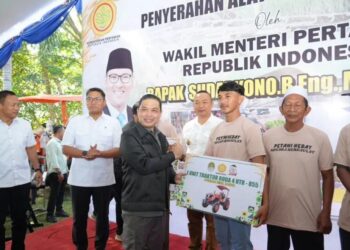 Gubernur Kalimantan Barat Ria Norsan bersama Wakil Menteri Pertanian Republik Indonesia, Sudaryono, menyerahkan bantuan alat dan mesin pertanian (alsintan) kepada para petani di Dusun Sindur, Desa Mekar Sari, Kabupaten Ketapang, Minggu (22/06/2025).