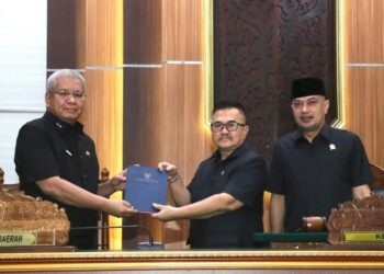 Sekretaris Daerah Provinsi Kalimantan Barat, Harisson, mewakili Gubernur Kalbar menyampaikan tanggapan pemerintah terhadap pandangan umum fraksi-fraksi DPRD Kalbar terkait Rancangan Peraturan Daerah (Raperda) tentang Pertanggungjawaban Pelaksanaan APBD Tahun Anggaran 2024. Tanggapan ini disampaikan dalam Rapat Paripurna yang digelar di Ruang Balairungsari, Kantor DPRD Provinsi Kalbar, Senin (23/06/2025).