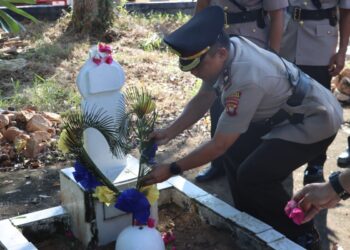 Polres Sanggau menggelar Upacara Ziarah Rombongan di Taman Makam Pahlawan (TMP) Patriot Bangsa, Jalan Jenderal Sudirman, Kelurahan Bunut, Kecamatan Kapuas, Kabupaten Sanggau, pada Senin pagi (23/6/2025).