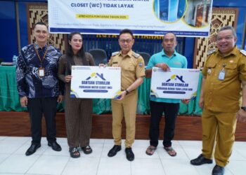 Wali Kota Pontianak Edi Rusdi Kamtono menyerahkan secara simbolis bantuan stimulan perbaikan RTLH dan WC kepada warga penerima manfaat.
