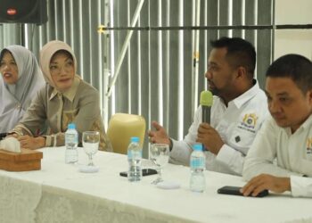 Ketua Kadin Pontianak, Muhammad Naufal bersama Ketua Dekranasda Yanieta Arbiastutie. Foto : Dokumentasi Kadin