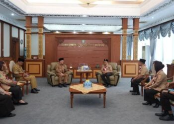 Gubernur Kalimantan Barat, Ria Norsan, menerima audiensi Ketua Kwartir Daerah (Kwarda) Gerakan Pramuka Kalbar, Syarif Abdullah Alkadrie, beserta jajaran di ruang kerjanya, Selasa (24/06/2025).