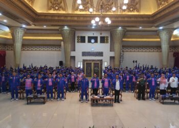 Bupati Fawait melepas kontingen Jember pada ajang Porprov IX Jawa Timur (foto: Sigit Priyono/Jurnalis.co.id)