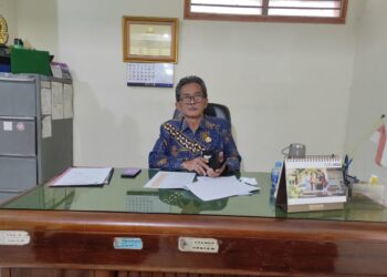 Kepala Dinas Lingkungan Hidup Kabupaten Jember, Drs. Suprihandoko, MM, di ruang kerjanya (foto: Sigit Priyono/jurnalis.co.id)