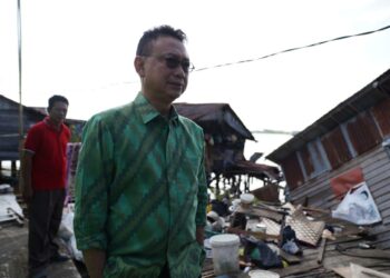 Wali Kota Pontianak Edi Rusdi Kamtono meninjau rumah warga di tepian Sungai Kapuas yang roboh akibat dihantam ombak dari kapal yang melintas.