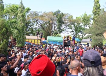 Ratusan sopir truk yang tergabung dalam DPD Organda Kalimantan Barat dan Persatuan Driver Truk Kalbar menggelar aksi damai di kawasan Terminal Tipe A ALBN dan Tugu Alianyang, Jalan Trans Kalimantan, Kecamatan Sungai Ambawang, Kabupaten Kubu Raya, Kamis pagi (26/6/2025).