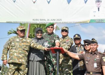Program Karya Bakti TNI resmi dimulai pada Kamis (26/6/2025), ditandai dengan peluncuran yang berlangsung di Kantor Camat Rasau Jaya.