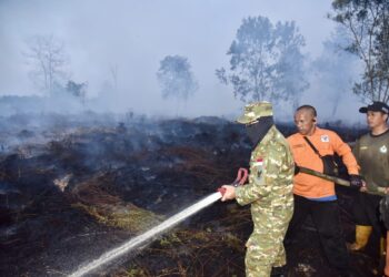 Bupati Kubu Raya Sujiwo menghimbau masyarakat, agar tidak membuka lahan dengan cara membakar, karena bisa merugikan banyak orang, terutama penerbangan.