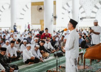 Wali Kota Pontianak Edi Rusdi Kamtono memberikan sambutan pada acara Doa Bersama dan Selawat Akbar dalam rangka memperingati Tahun Baru Islam 1 Muharam 1447 Hijriah di Masjid Raya Mujahidin.