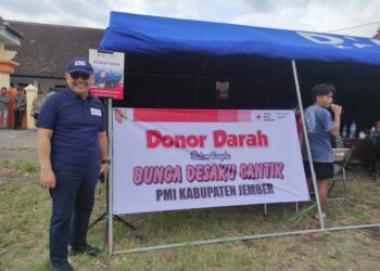 Ketua PMI Kabupaten Jember Dr H. Muhammad Thamrin, SE.,MM menghadirkan layanan donor darah di lokasi Bupati Ngantor di Desa (foto: Sigit Priyono/Jurnalis.co.id)