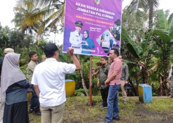 Bupati Fawait meninjau jembatan Pal Kuning di Desa Sidomulyo (foto: Sigit Priyono/jurnalis.co.id)