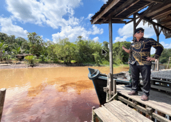 Bupati Kubu Raya Sujiwo turun langsung ke lokasi aliran Sungai Retok di Kecamatan Kuala Mandor B pada Jumat (13/10/2025).