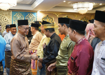 Wali Kota Pontianak Edi Rusdi Kamtono memberikan ucapan selamat kepada pengurus MABM Kota Pontianak yang baru dikukuhkan.