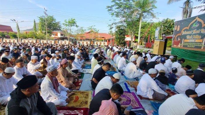 Ribuan umat Muslim di Kota Sanggau memadati halaman Kantor Pemerintah Daerah Kabupaten Sanggau pada Jumat (6/6/2025)