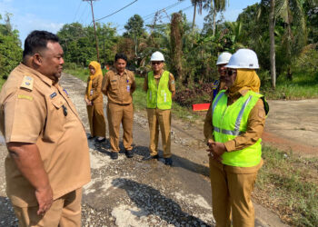 Bupati Mempawah, Erlina Saat melihat Kondisi jalan di Desa Sejegi Mempawah Timur.
