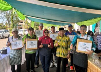Bupati Mempawah, Erlina, dan Wakil Bupati Mempawah, Juli Suryadi, bersama pemenang lomba Masak Nasi Goreng. (Foto. Humas Kom Info Pemkab Mempawah)