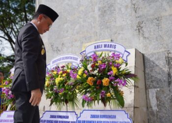 Wali Kota Pontianak Edi Rusdi Kamtono berziarah ke Makam Juang Korban Peristiwa Mandor dalam rangka Hari Berkabung Daerah.