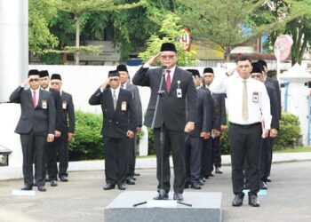 Direktur Utama Bank Kalbar, Rokidi saat memimpin Upacara Peringatan Hari Berkabung Daerah Kalimantan Barat di halaman Kantor Pusat Bank Kalbar pada Senin pagi, 30 Juni 2025.