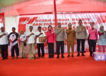 Bupati Kubu Raya, Sujiwo, menyampaikan apresiasi mendalam kepada Kepolisian Daerah Kalimantan Barat yang menggelar kegiatan bakti sosial di Desa Arang Limbung, Kecamatan Sungai Raya, Senin (30/6/2025).