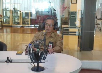 Kepala Dinas Lingkungan Hidup Jember sedang on air di RRI, mensosialisasikan terbentuknya TRC DLH (foto: Sigit Priyono/Jurnalis co.id)