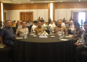 Wakil Gubernur Kalimantan Barat, Krisantus Kurniawan bersama Bupati Ketapang Alexander Wilyo, dan perwakilan dari DPR RI, menghadiri Rakor Percepatan Infrastruktur Gotong Royong di Hotel Grand Sahid Jaya, Senin (30/6/2025).