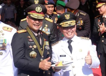 Gubernur Kalimantan Barat, Ria Norsan dan Kapolda Kalbar, Irjen Pol Pipit Rismanto usai upacara peringatan Hari Ulang Tahun (HUT) ke-79 Bhayangkara yang digelar di Halaman Kantor Gubernur Kalbar, Selasa (01/07/2025).