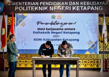 Direktur Politeknik Ketapang dan Ketua KONI Ketapang saat menandatangani MoU kerja sama Tri Dharma Perguruan Tinggi, Kamis (03/07/2025). Foto: JURNALIS.co.id
