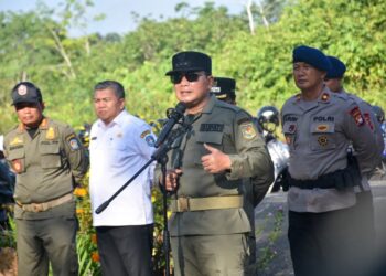Bupati Kubu Raya, Sujiwo saat menjadi pembina apel pagi di Kantor Satpol PP Kubu Raya, Rabu (2/7/2025).