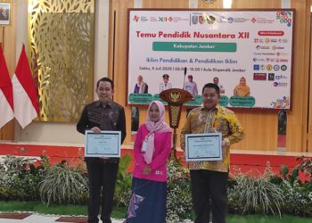 Bupati Fawait bersama Kepala Dinas Pendidikan Kabupaten Jember mendapat apresiasi dari Kelompok Belajar Guru Nusantara (foto: Sigit Priyono/Jurnalis.co.id)