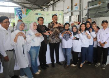 Menteri Maman Abdurrahman bersama Bupati Fawait dalam kunjungan kerja di PT Mitratani 27 melihat contoh konkret UMKM Holding (foto: Sigit Priyono/Jurnalis.co.id)