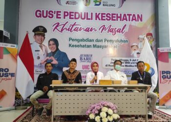 Direktur RSD Balung dr Nurullah Hidajahningtyas, MM, online dengan Bupati Fawait saat peluncuran Program Gus'e Peduli Kesehatan (foto: Sigit Priyono/Jurnalis.co.id)